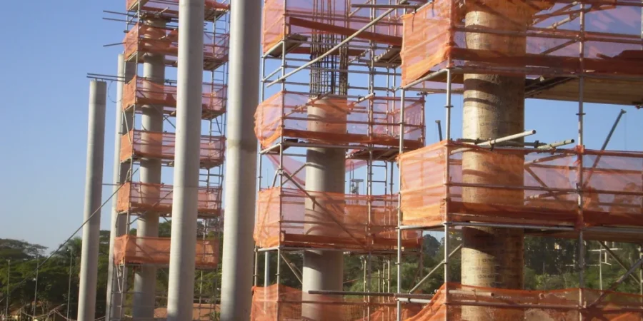 Aplicação de formas de papelão para concreto, na fabricação de pilares